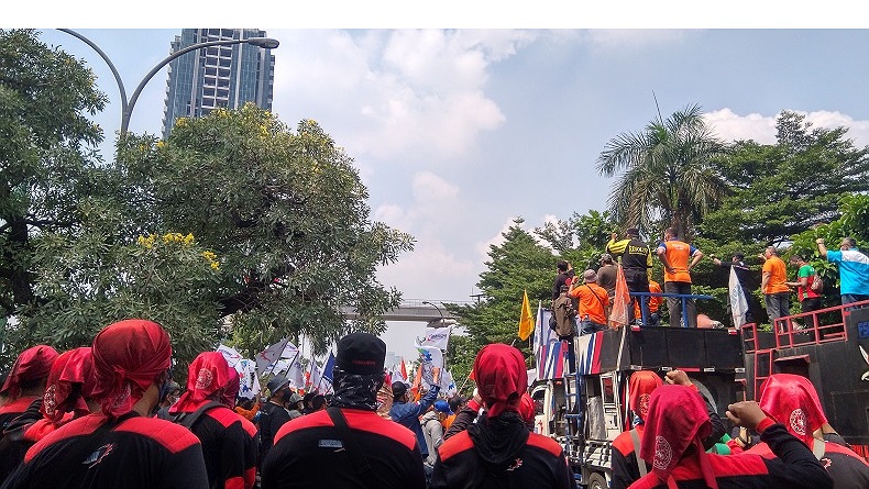 Desak Cabut Keputusan JHT, Massa Buruh Demo Kantor Kemnaker