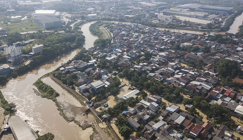 Penampakan dari Udara Ratusan Rumah di Pondok Gede Banjir Hampir 1 Meter - Bagian 1