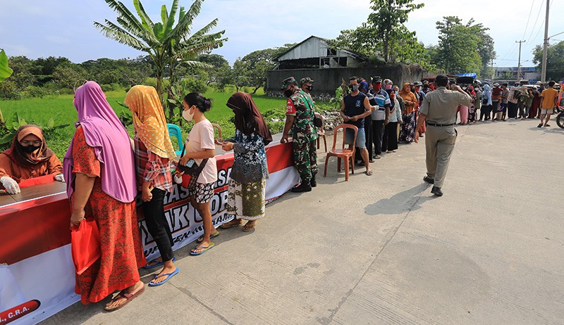 Warga Indramayu Rela Antre Panjang demi Membeli Minyak Goreng Rp14.000 - Bagian 1