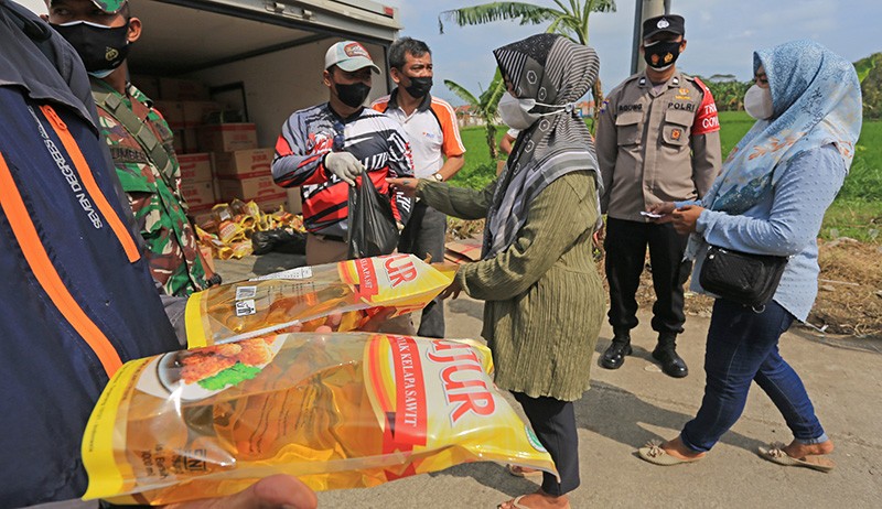 Warga Indramayu Rela Antre Panjang demi Membeli Minyak Goreng Rp14.000 - Bagian 3