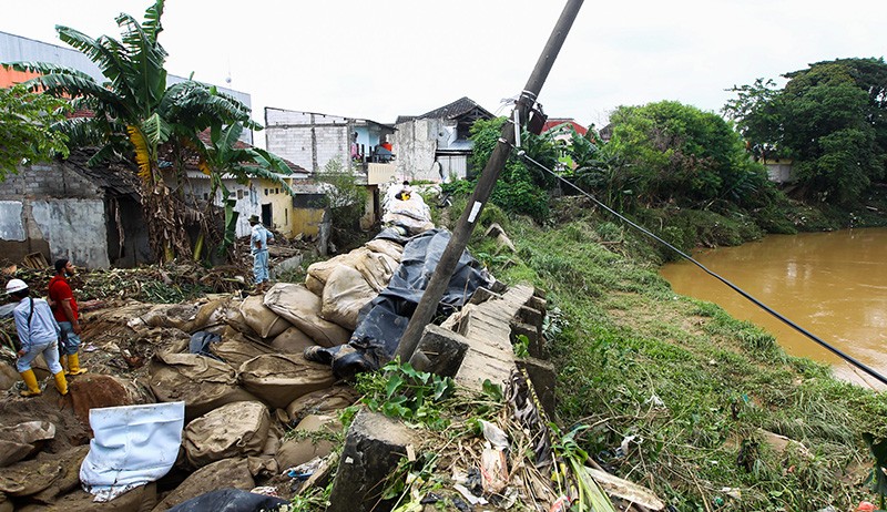 Banjir Pondok Gede Permai Surut, Warga Mulai Membersihkan Sisa Lumpur - Bagian 5