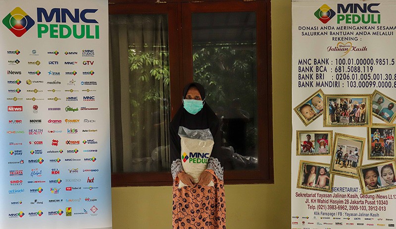 MNC Peduli Bagikan Beras untuk Warga Prasejahtera Srengseng Sawah - Bagian 2