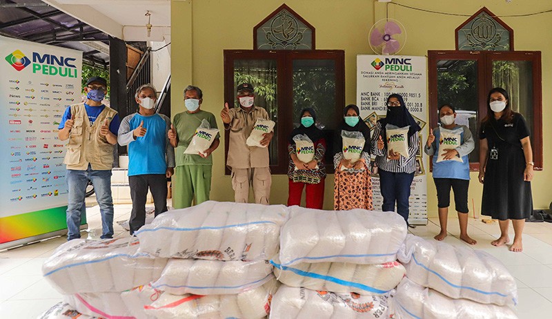 MNC Peduli Bagikan Beras untuk Warga Prasejahtera Srengseng Sawah - Bagian 1
