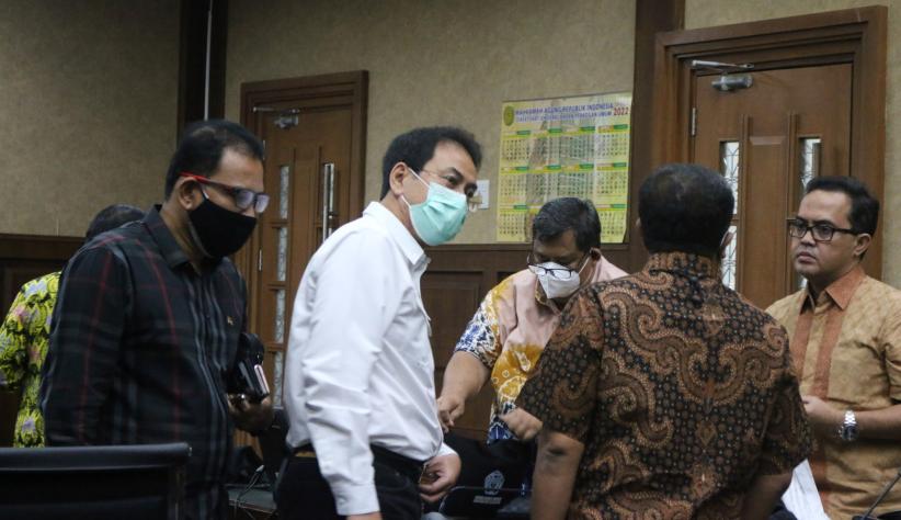 Ekspresi Azis Syamsuddin Divonis 3,5 Tahun Penjara - Bagian 3