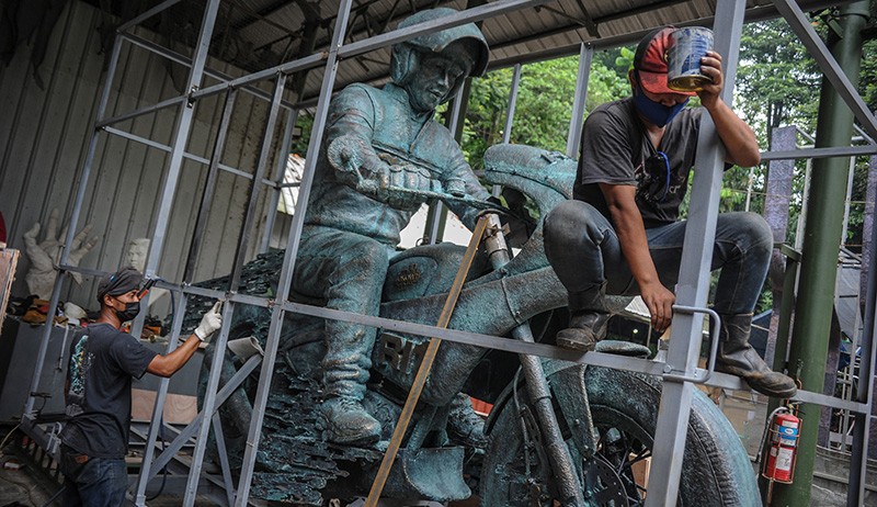 Penampakan Patung Jokowi Naik Motor Siap Dipajang di Sirkuit Mandalika - Bagian 2