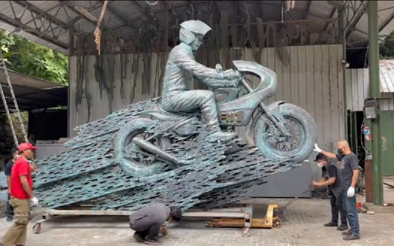 Patung Jokowi Naik Motor Seberangi Pelabuhan Banyuwangi Menuju Mandalika