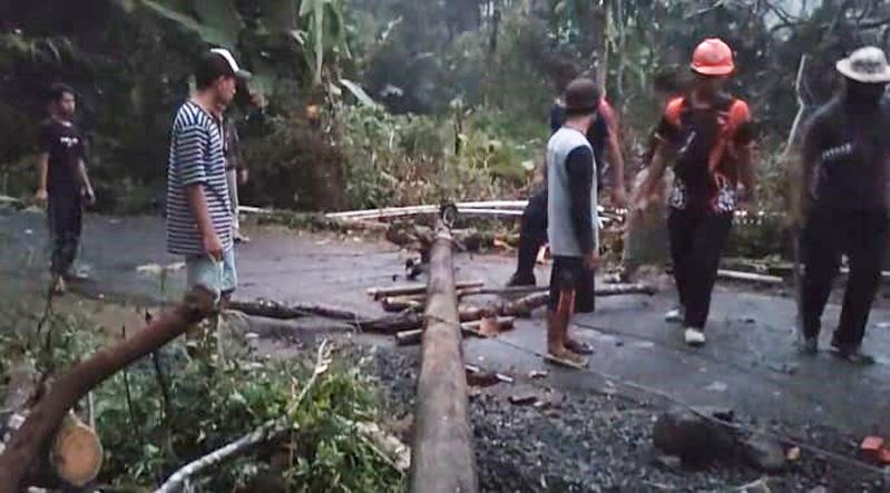 Pidie Diterjang Angin Kencang, Atap Rumah Terbang Tiang Listrik Roboh