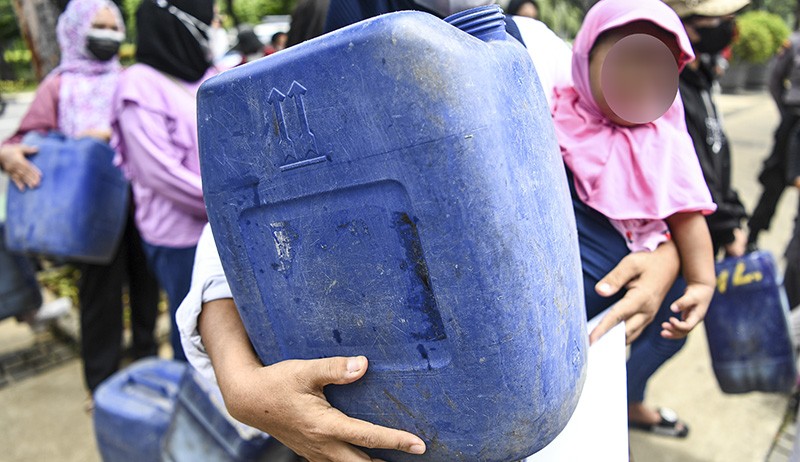 Puluhan Emak-Emak Bawa Jeriken Kosong Tuntut Gubernur Anies Sediakan Air Layak Minum - Bagian 3