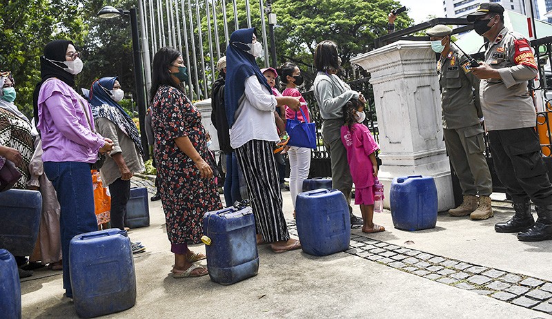 Puluhan Emak-Emak Bawa Jeriken Kosong Tuntut Gubernur Anies Sediakan Air Layak Minum - Bagian 1