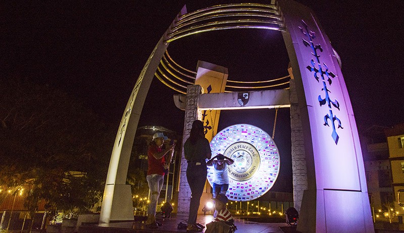 Monumen Gong Perdamaian Kota Ambon Menjadi Destinasi Wisata Malam Hari - Bagian 2