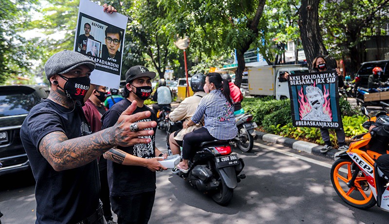 Aksi Solidaritas Pendukung Jerinx Bagikan Nasi Bungkus dan Masker - Bagian 1