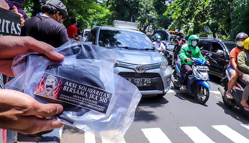 Aksi Solidaritas Pendukung Jerinx Bagikan Nasi Bungkus dan Masker - Bagian 3