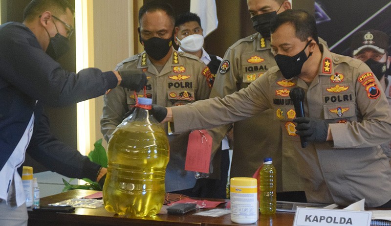 Penampakan Minyak Goreng Palsu Beredar di Jawa Tengah, Harga Rp16.500 per Liter - Bagian 4