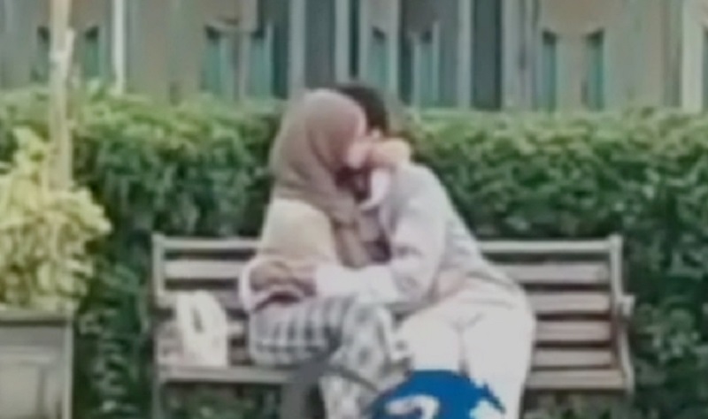 Viral Sepasang Remaja Mesum di Pedestrian Malang, Netizen: Dilihat Orang Lebih Menantang