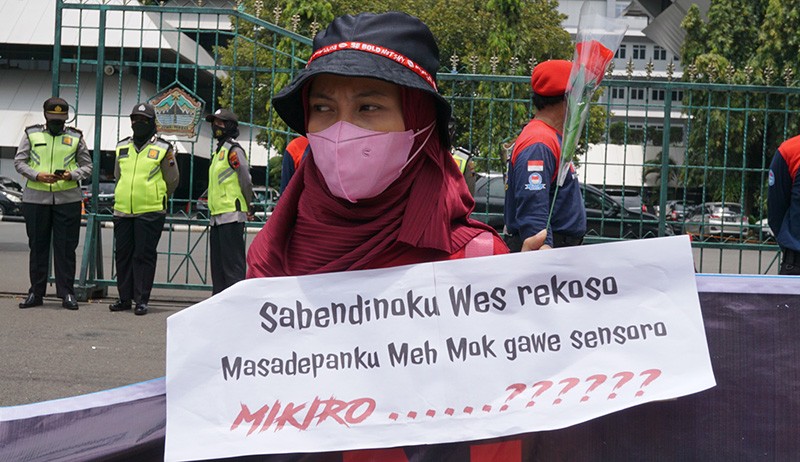 Buruh Semarang Demo Kantor DPRD Jateng, Tolak Permenaker No 2 Tahun 2022 - Bagian 3