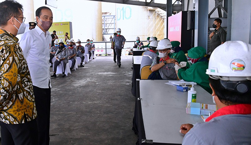 Jokowi Tinjau Vaksinasi Booster bagi Pekerja Kawasan Industri Smart Marunda - Bagian 2
