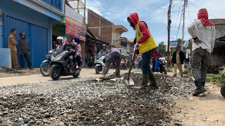Seusai Aksi Tanam Pisang dan Lele Viral, Jalan Rusak di Cihampelas KBB Ditutup Kerikil