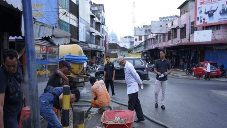 Ketika Mobil Sedot Tinja di Aceh Tamiang Beraksi Atasi DrainaseTersumbat