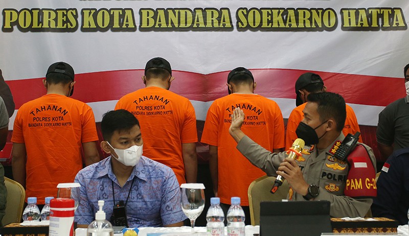 Petugas Bandara Soetta dan Pekerja Kelurahan Palsukan Surat Hasil Tes Covid-19 - Bagian 1