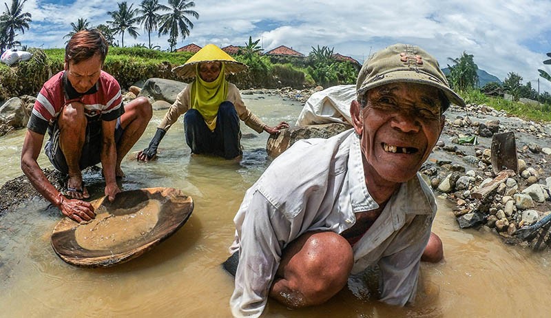 Potret Penambang Emas Tradisional di Sungai Cisero Bogor - Bagian 1