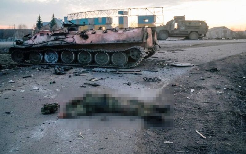  Bikin Merinding, Mayat Tentara dan Tank Hancur Berserakan di Ukraina