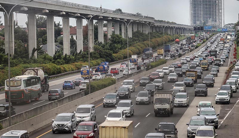 Libur Panjang Isra Miraj, Lalu Lintas Tol Jagorawi Padat - Bagian 1