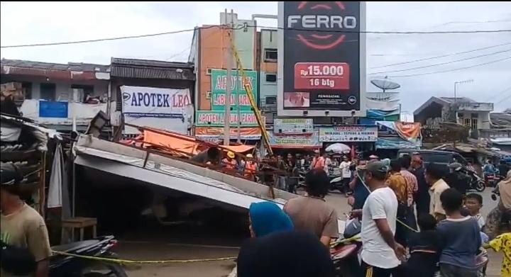 Diterjang Angin Kencang, Baliho di Pandeglang Timpa 2 Warga dan 7 Motor