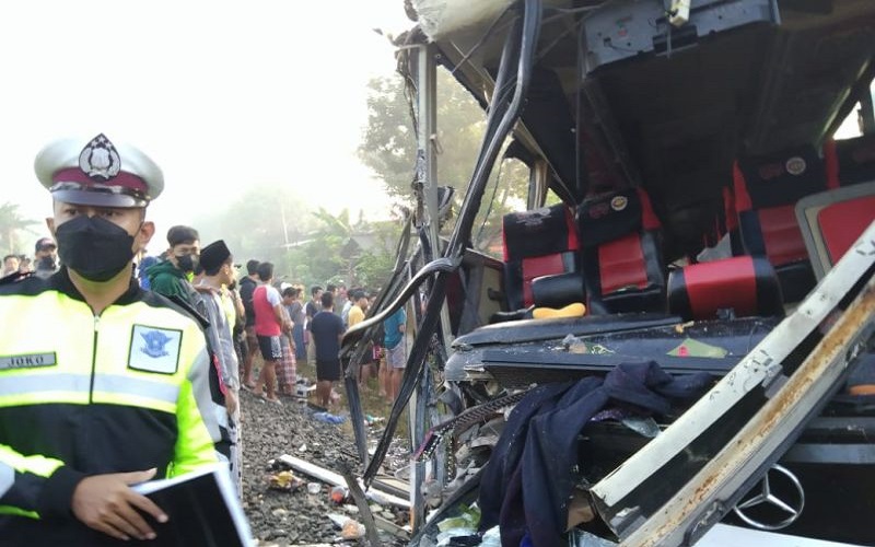 Bus Harapan Jaya Tertabrak KA Rapih Dhoho di Tulungagung, Kapolres: Dugaan Kelalaian