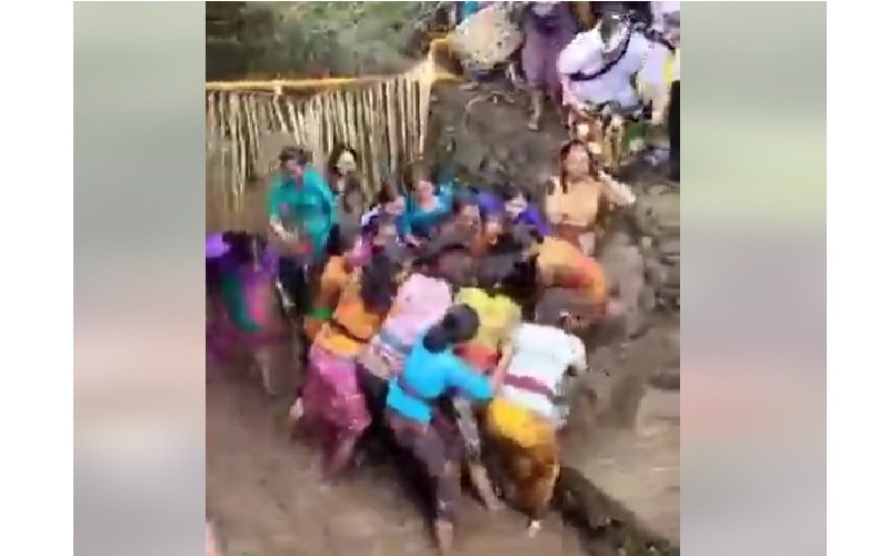 Tradisi Megeburan Bali Utara, saat Pria Diperebutkan Para Perempuan