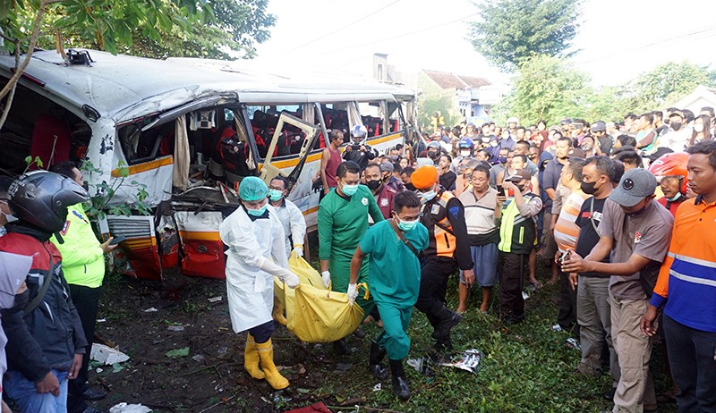 Penampakan Bus Pariwisata Hancur Tertabrak Kereta, 5 Penumpang Tewas - Bagian 2