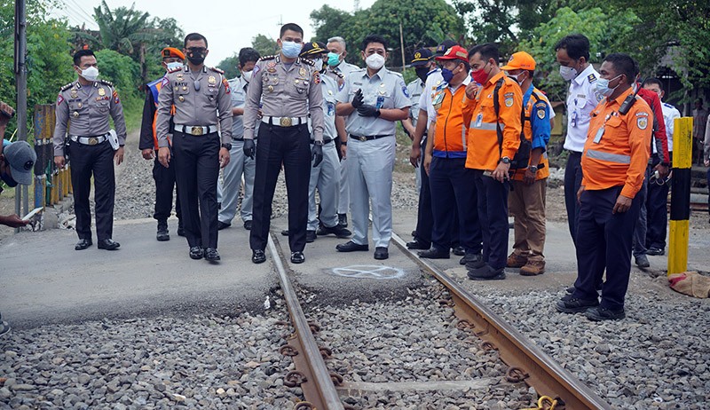 Polisi Selidiki Penyebab Kecelakaan Tabrakan Kereta dan Bus di Tulungagung - Bagian 1