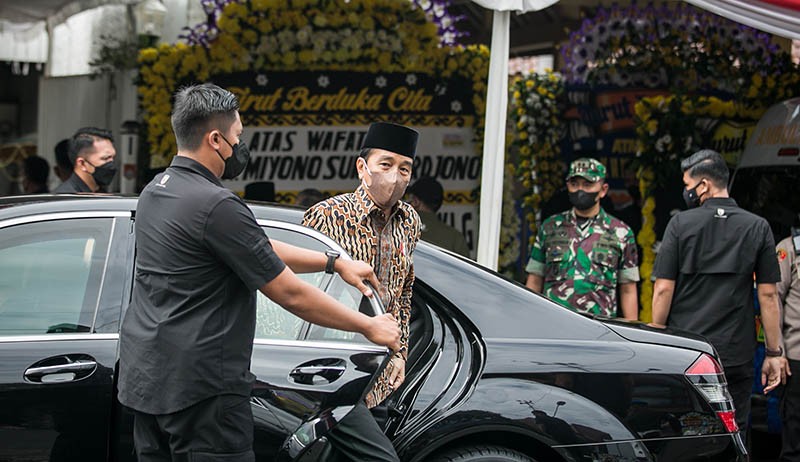 Presiden Jokowi Antar Jenazah Sang Paman ke Pemakaman Keluarga di Karanganyar - Bagian 2