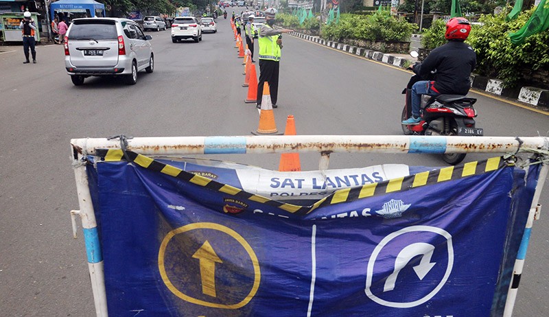 Polisi Sekat Kendaraan Menuju Jalur Wisata Puncak - Bagian 1