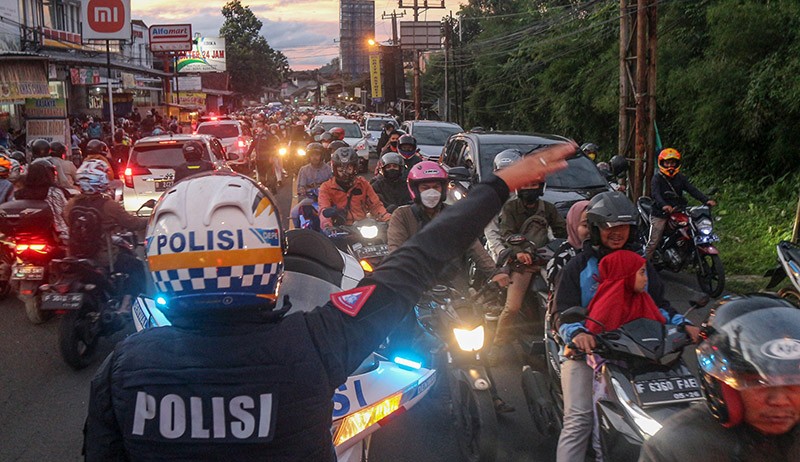 Suasana Kemacetan Panjang Jalur Wisata Puncak saat Libur Isra Miraj - Bagian 3