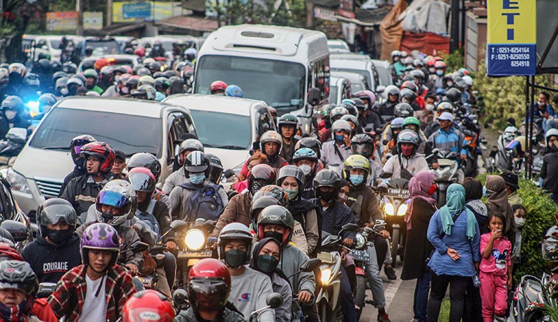 Suasana Kemacetan Panjang Jalur Wisata Puncak saat Libur Isra Miraj - Bagian 1