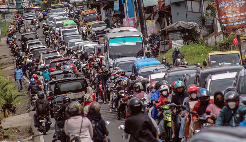 Macet Berjam-jam Menuju Puncak Bogor, Pengemudi Duduk di Jalanan - Bagian 2
