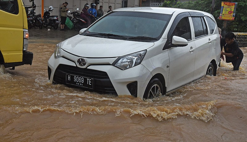 Sejumlah Motor Mogok Terjebak Banjir saat Melintasi Jalan Kota Serang - Bagian 2
