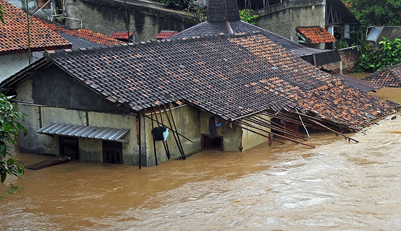 Banjir Besar Terjang Kota Serang, Rumah Terendam hingga Atap - Bagian 2