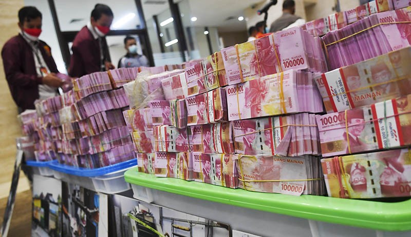 Bareskrim Pamer Ratusan Ribu Lembar Uang Rupiah dan Dolar Palsu Hasil Ungkap Kejahatan - Bagian 2