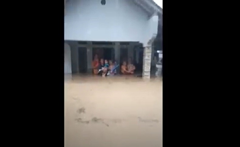 Banjir Merendam Pandeglang, Ibu-Ibu Teriak Minta Dievakuasi