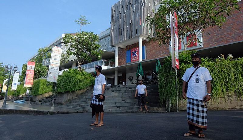 Suasana Hari Raya Nyepi di Bali hanya Terlihat Para Pecalang Berjaga-jaga - Bagian 3