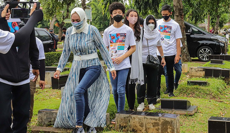 Momen Angelina Sodakh Ziarah ke Makam Adjie Massaid Ditemani Aaliyah dan Keanu - Bagian 4