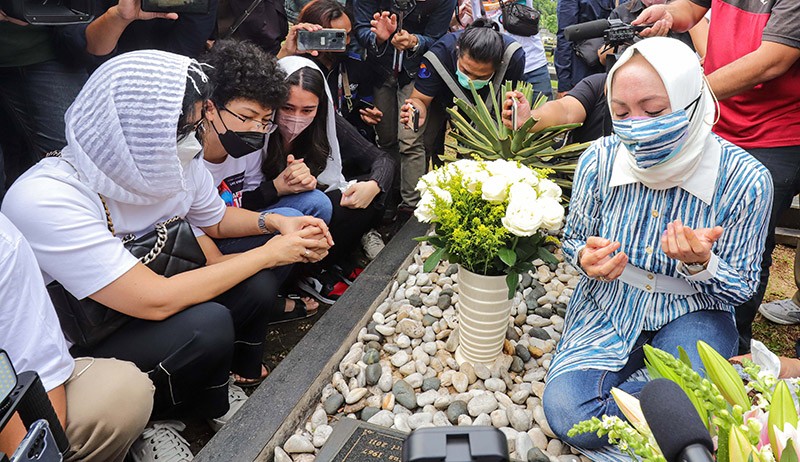 Momen Angelina Sodakh Ziarah ke Makam Adjie Massaid Ditemani Aaliyah dan Keanu - Bagian 1