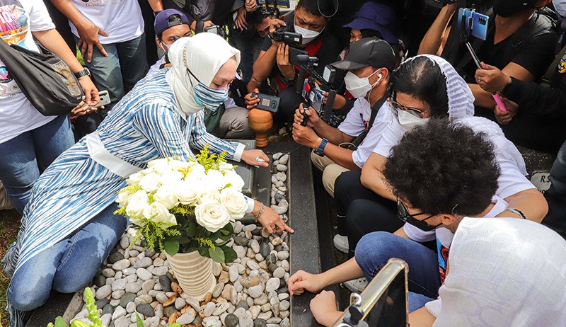 Momen Angelina Sodakh Ziarah ke Makam Adjie Massaid Ditemani Aaliyah dan Keanu - Bagian 2