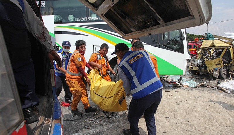 Penumpang Rebut Kemudi Bus Rombongan Ziarah hingga Kecelakaan, 2 Nyawa Melayang - Bagian 2