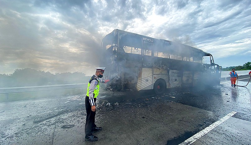 Bus Pariwisata Hangus Terbakar di Tol Pandaan Pasuruan - Bagian 1