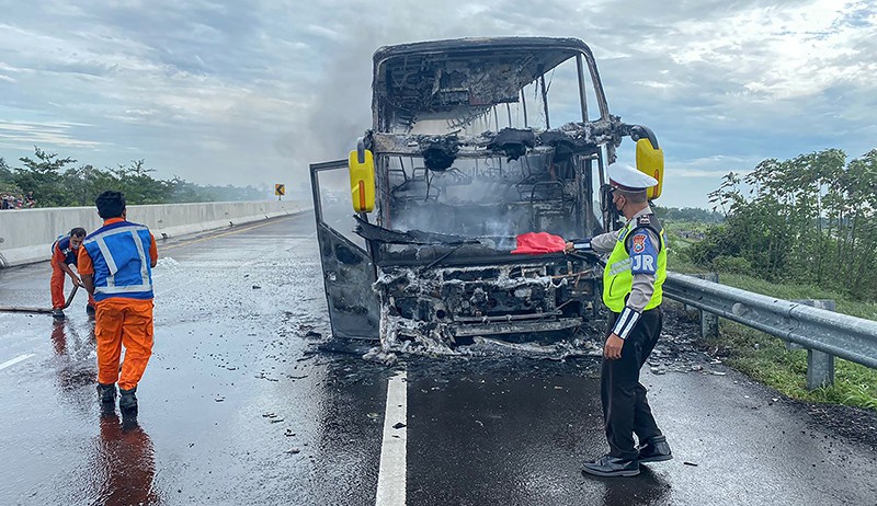 Bus Pariwisata Hangus Terbakar di Tol Pandaan Pasuruan - Bagian 3