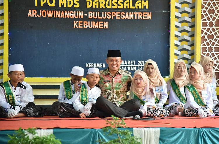 Bupati Kebumen Gratiskan Santri Sekolah di Pondok Pesantren