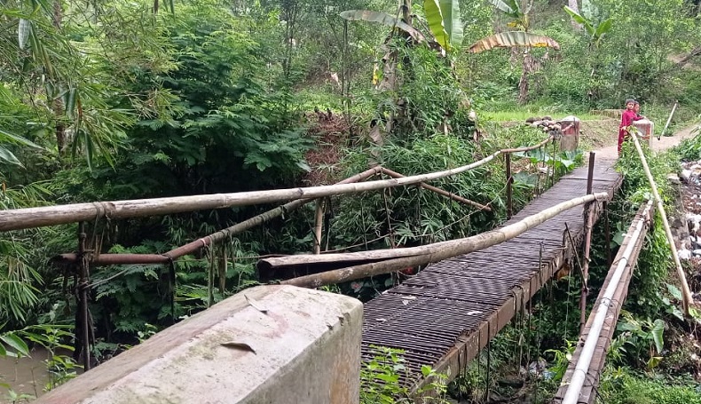 Terperosok di Jembatan Rusak, Pasutri di Sukabumi Terseret Arus, 1 Tewas  