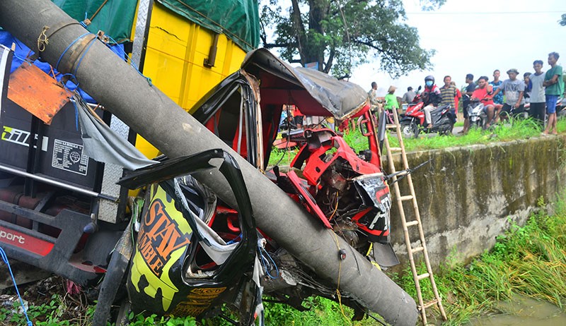 Truk Ringsek Tabrak Tiang Listrik di Jalur Pantura Kudus - Bagian 1